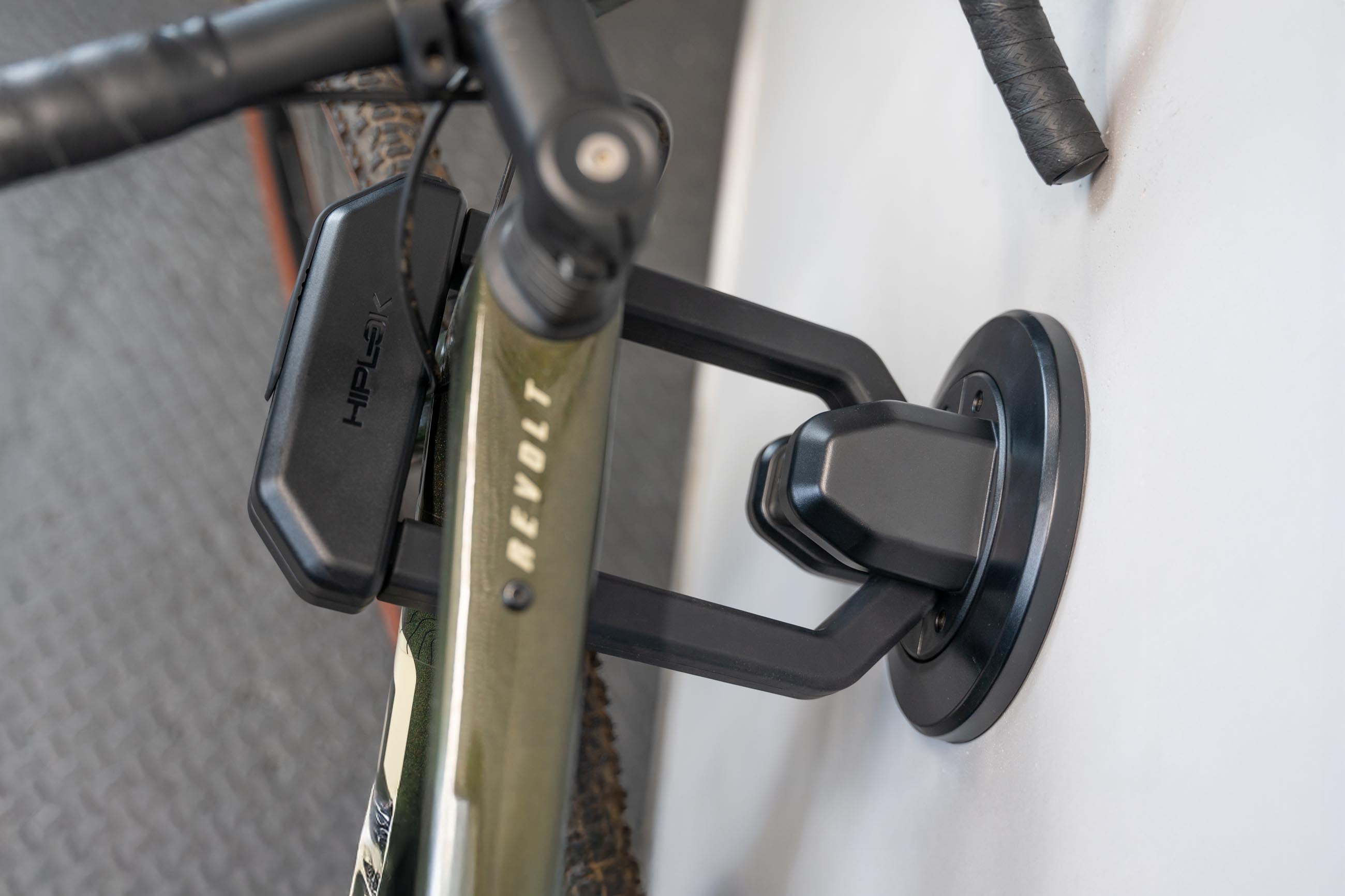 A1000 + DX1000 wall mounted locking head tube close