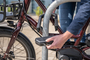 Hiplok DX1000 D Lock-Cargo-Bike-Locking-Up-2 [bike]